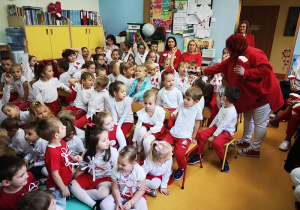 Pani Dyrektor zadaje dzieciom zagadki związane z symbolami narodowymi