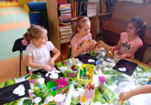 dziewczynki tworzą swoje prace plastyczne