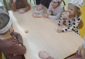 Dzieci próbują ciasteczek z miodem.