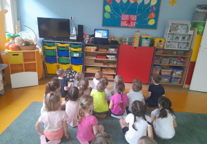 Dzieci oglądają bajki edukacyjne o wartościach odżywczych buraków.