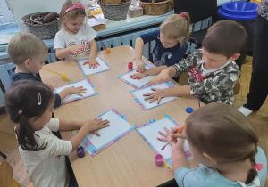 odciskamy swoją rączkę na kartce