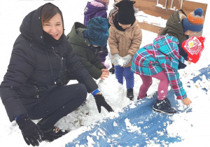 Radość ze śniegu, nie tylko u dzieci.