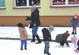 Zabawy śnieżkami.