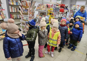 Przedszkolaki na poczcie.