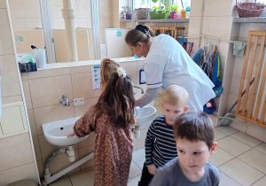 dzieci uczą się prawidłowego mycia rąk