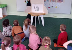 Dzieci poznają historię małej myszki.