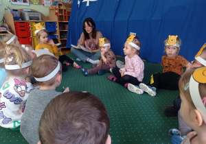 Dzieci słuchaj bajki czytanej przez mamę Mikołaja.