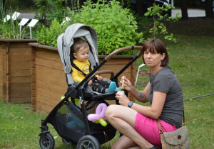 młodsze pokolenie też uczestniczyło w pikniku, na zdjęciu mama i brat Leona