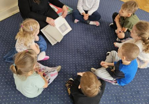 Dzieci sprawdzają, jakie ciekawostki kryje książka.