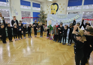 Zakończenie części artystycznej w wykonaniu Pszczółek.