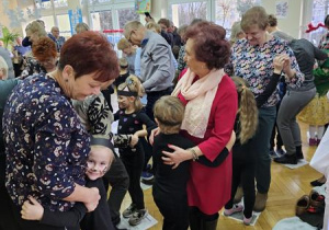 Taniec na gazecie z babcią i dziadkiem.