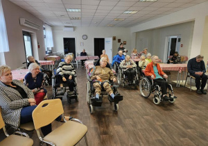 Podopieczni DPS-u podczas oglądania występu Pszczółek.