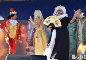 Królowa i Zuzanna śpiewająco przedstawiają Królowi swój plan na zdobycie posagu