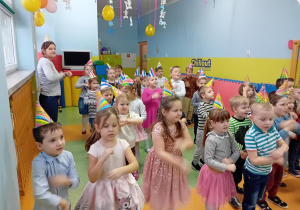 Dzieci tańczą przy zabawie "Młynek"