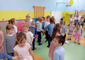 Przedszkolaki podczas zabawy tanecznej