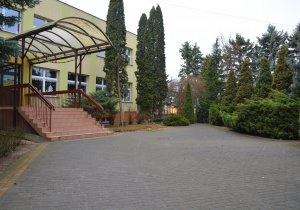 Widok na wejście do Przedszkola Nr 4 w Skierniewicach