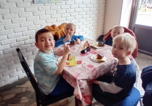 Filip, Tymek, Oskar i Borys jedzą ciasto marchewkowe