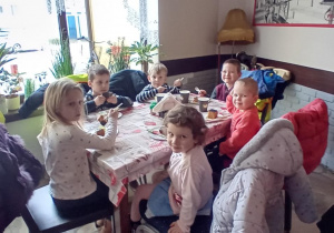 Łucja, Zosia, Olek, Dominik i Michał Filip, Tymek, Oskar i Borys jedzą ciasto marchewkowe