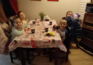 Zosia, Tosia, Jagoda i Oleg jedzą ciasto marchewkowe