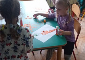Wyklejamy kawałkami papieru marchewki.