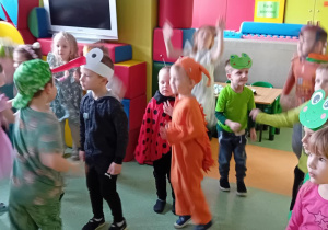 Dzieci tańczą na Balu Wiosny
