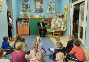 Dzieci słuchają czytanej im bajki.