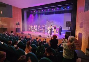 Zakończenie występu teatru "Truskawkowi Rodzice".