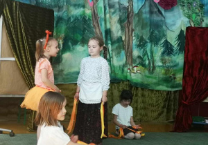 Dziewczynki w inscenizacji wiersza ,, Rozrzutny wróbel''