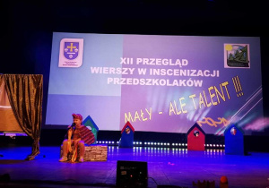 Ania jako wróbelek siedzący na murze.