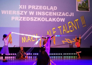 Taniec z szarfami.