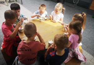 Żabki jedzą lody.