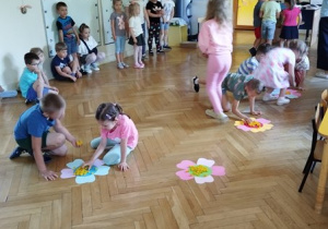 Dzieci podczas zabawy ruchowej.