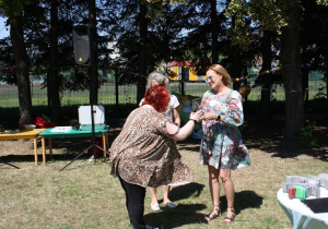 Pani Aleksandra Maciesiak w imieniu firmy Bakoma odebrała statuetkę Przyjaciela Czwóreczki