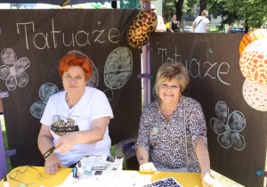 Panie nauczycielki w kąciku wykonywania tatuaży