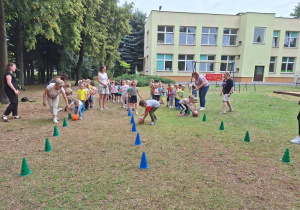 Slalom z piłką.