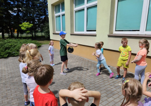 Ćwiczymy umiejętność trafnych rzutów do kosza.