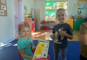 Julka wręcza upominek od "Biedronek".