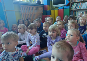 Biedroneczki oglądają przedstawienie teatralne.