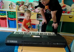 Natan gra na instrumencie