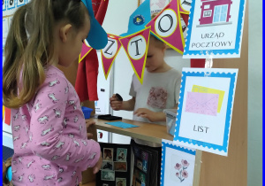 Anastazja wysyóła list.