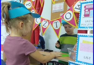 Julka uczy się wysyłać list.