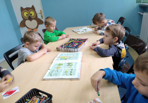 Oglądanie atlasów z drzewami i roślinami.