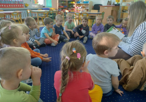 Słuchamy opowiadania czytanego przez mamę Wandzi.
