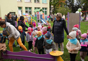 Biedronki oglądają nowe sprzęty do zabawy na świeżym powietrzu.