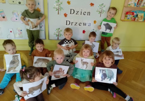 Dzieci z fotografiami leśnych mieszkańców