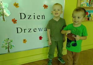 Olek i Natan obchodzą Dzień Drzewa