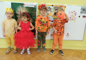 Stasiu Hania Oluś i Arturek prezentują swoje stroje