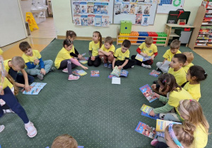 Dzieci z prezentami i dyplomami.