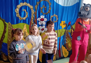 Jagoda, łucja i Filip na scenie teatralnej.