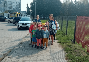 Przedszkolaki idą do biblioteki.